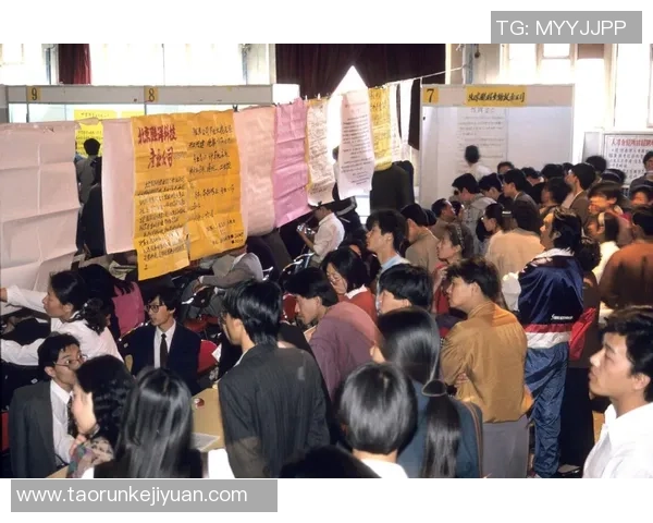 90年代足坛巨星回顾：那些璀璨的球场传奇与时代印记