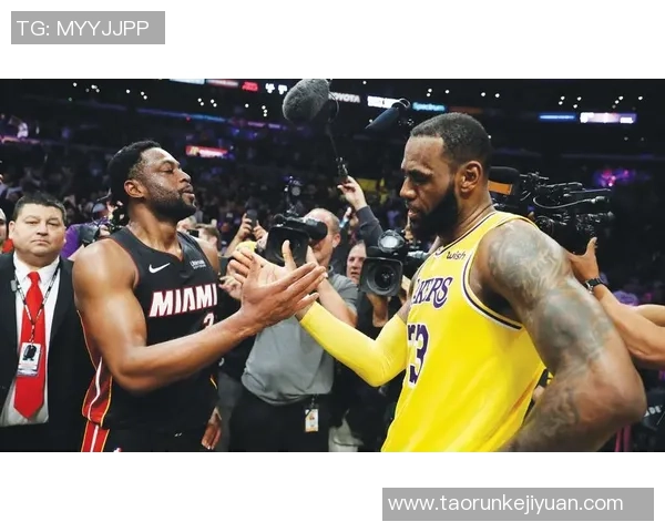 世界足球史上百位传奇球星风云人物全景盘点与荣耀回顾