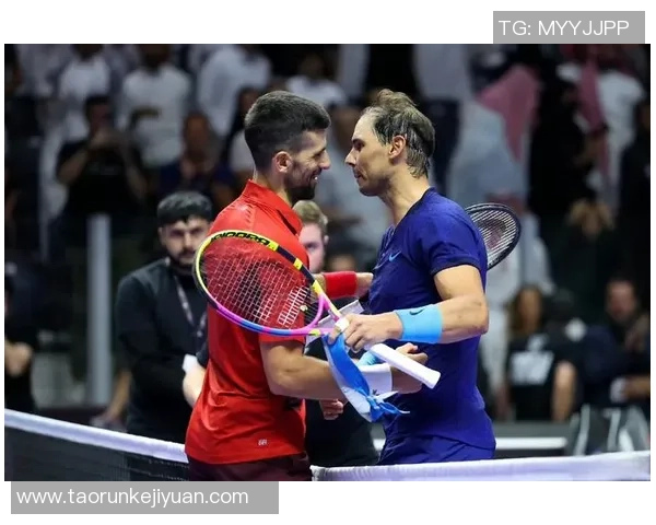 历史足球巨星同框合影回顾：那些经典时刻定格的不朽荣耀