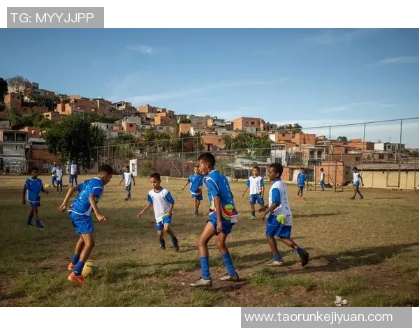 圣保罗足球球星闪耀绿茵场展现激情与荣耀追逐梦想