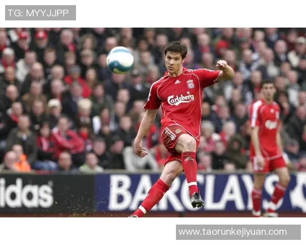 穿5号足球衣的中场球星展现绝佳控场能力与战术智慧